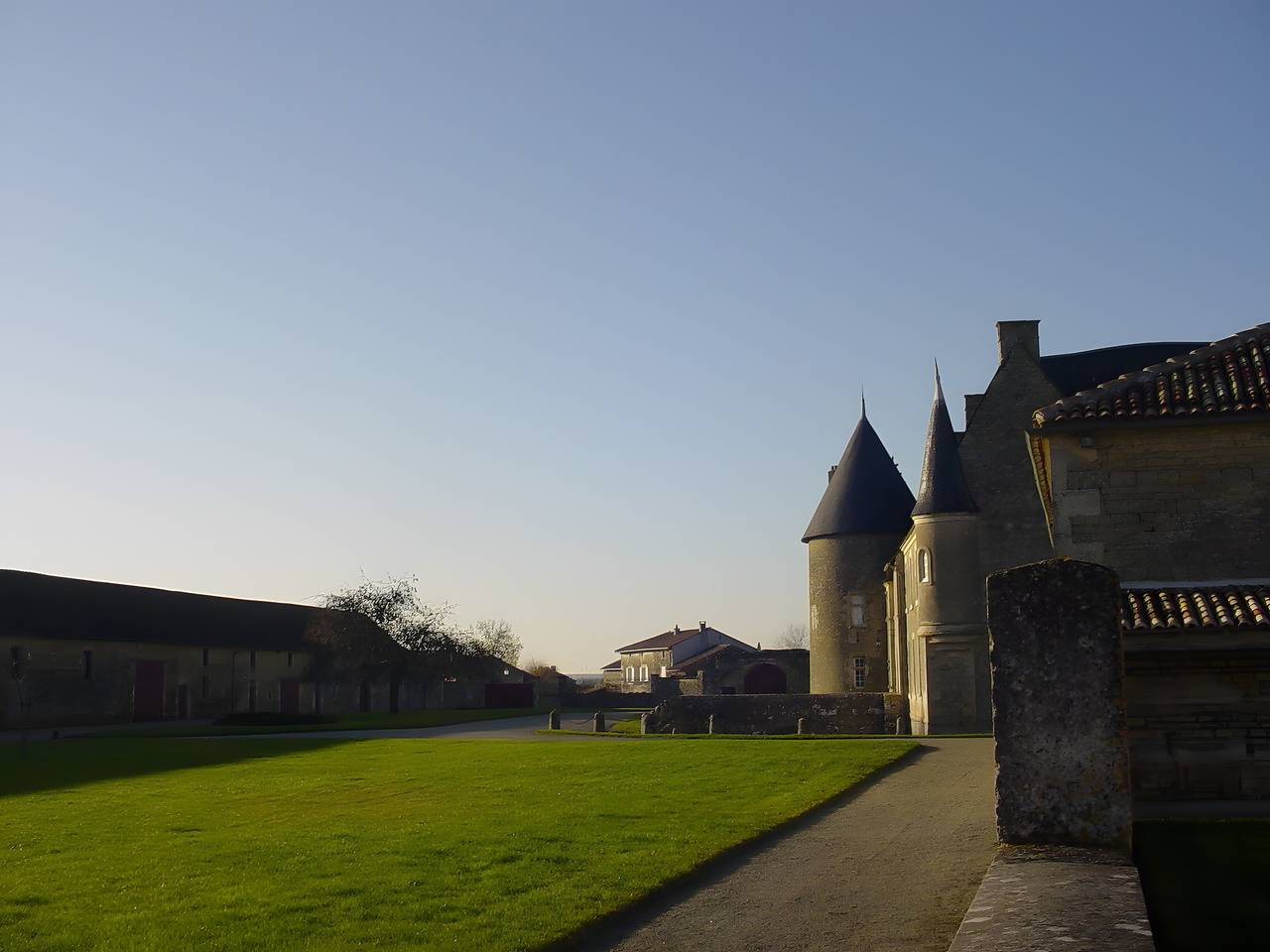 “Logis within the Castle Grounds” with Private Garden, Wi-Fi, and Air Conditioning in Paizay-Naudouin-Embourie, Charente