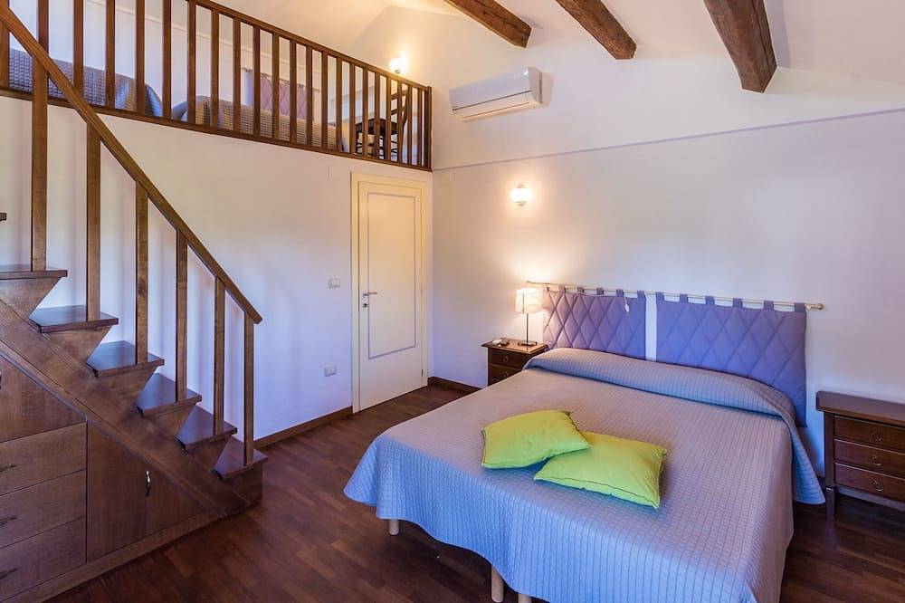 Villa aliento con piscina en las colinas de Fermo, a sólo 20 minutos de la costa del Adriático. in Fermo (Pueblo), Fermo