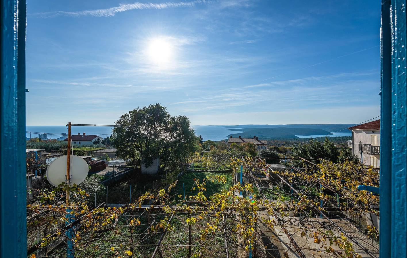 Reizende Ferienwohnung am Meer mit Terrasse und Annehmlichkeiten, 2 km vom Strand entfernt in Raša, Ostküste Istrien