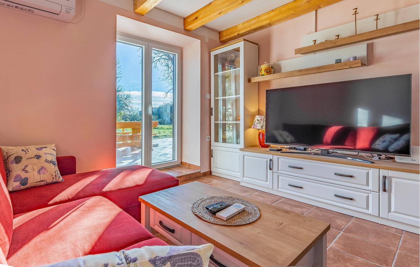 Sonnige 2-Zimmer-Wohnung mit Terrasse, WLAN und Parkplatz in Sisan in Sisan, Südküste Istrien