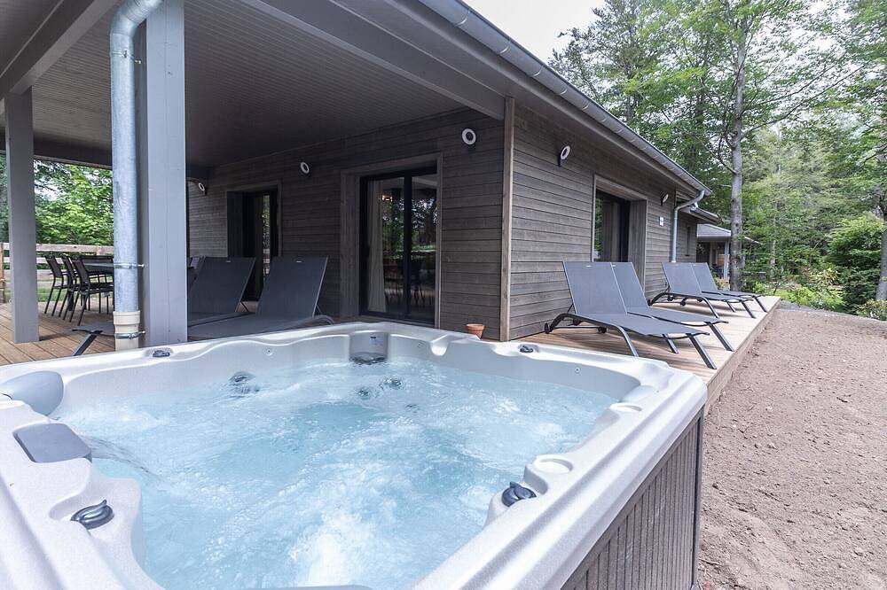 Luxurious Lodge with Private Hot Tub, Gym & Covered Pool by Golf Course in Le Chambon-sur-Lignon, Massif Central
