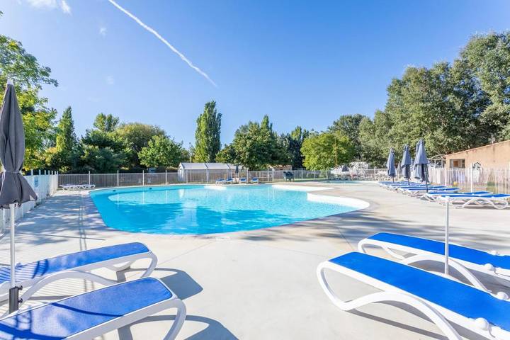Camping pour 4 personnes, avec piscine
