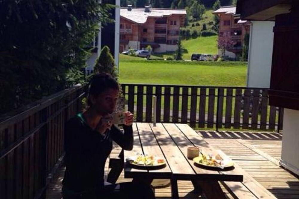 Appartement entier, 7 lits, 3 chambres, 2. 5 salles de bain, immense balcon, 30m des pistes, calme, 1km ville in Les Gets, Les Portes du Soleil