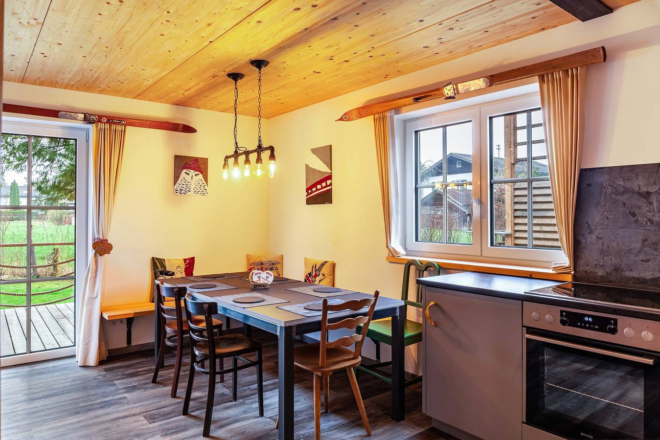 Chalet Rauschn mit Bergblick mit geteilter Sauna, Terrasse, Balkon; Haustierfreundlich in Farchant, Bayerische Alpen