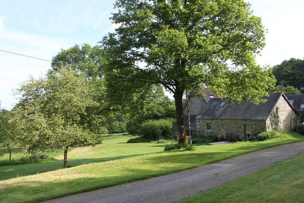 Sur une propriété de 3h, au coeur de la foret les gites du lety vous attendent. in Perret, Région de Guingamp