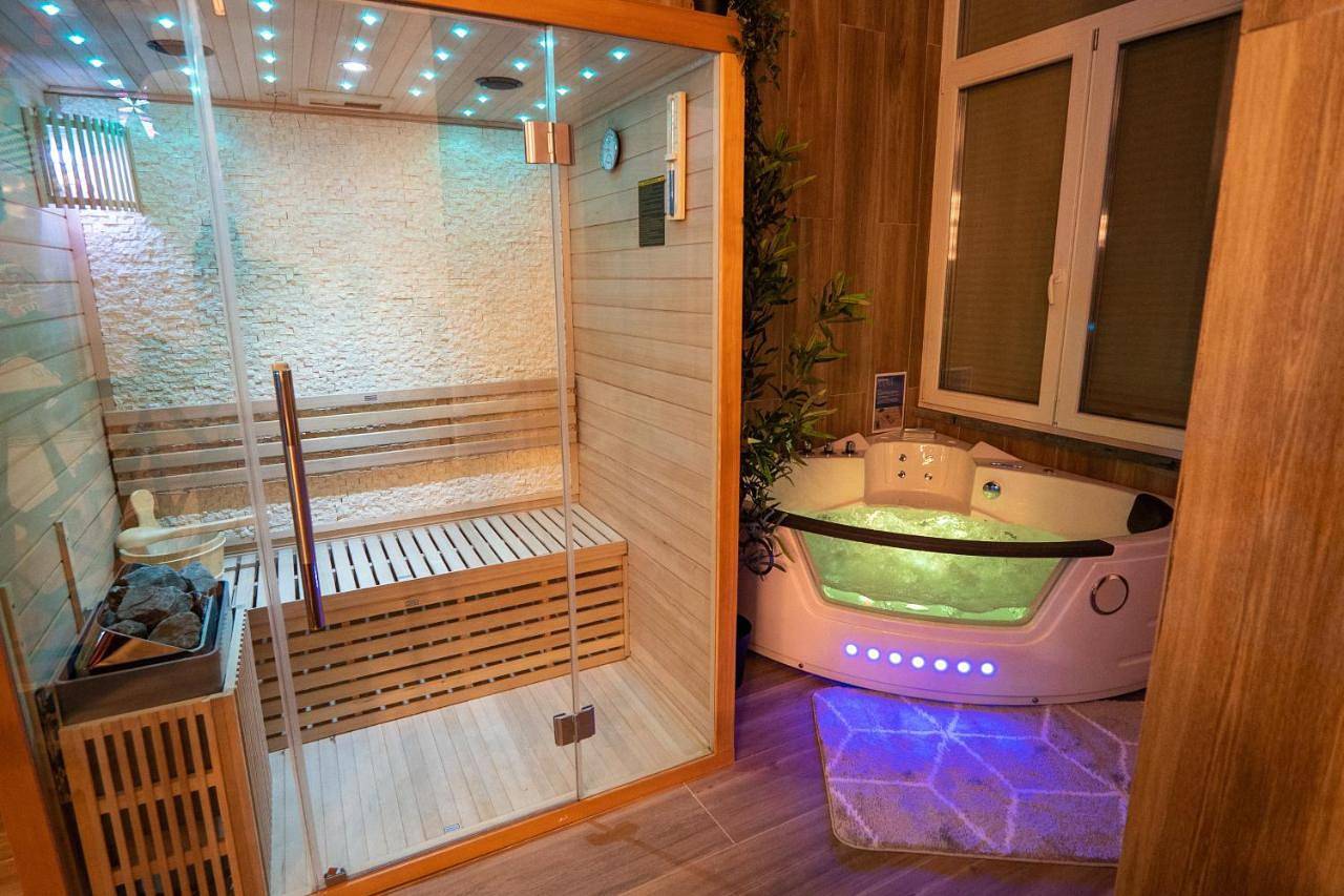 Appartement entier, Capsule Luna Park - Jacuzzi - Sauna - Jeux & Arcades - Billard - Netflix & Home cinéma - in Valenciennes, Région de Valenciennes
