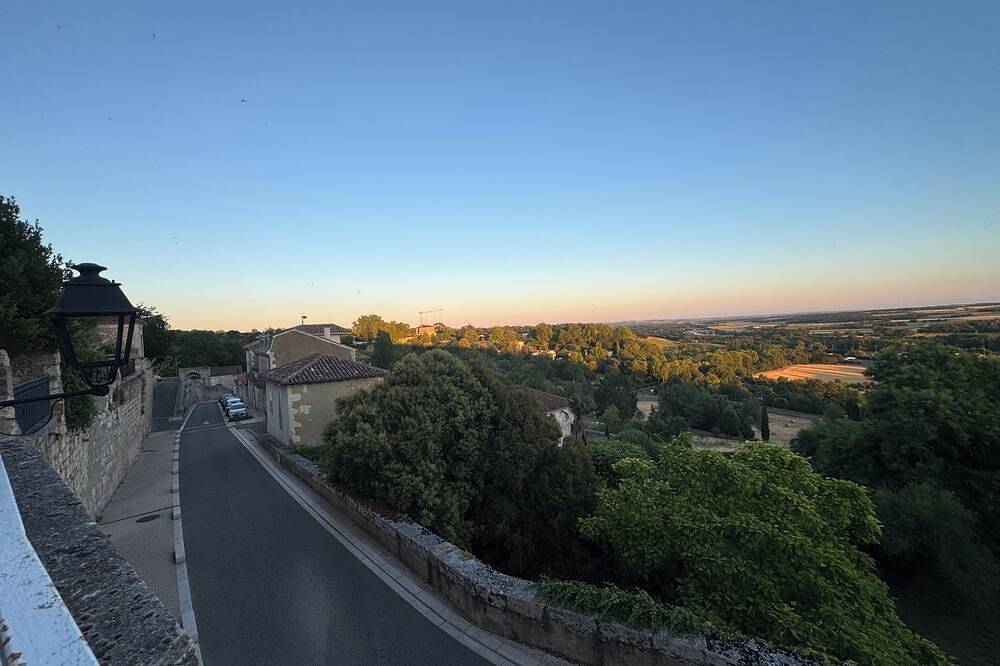 Entire apartment, Apartment with a terrace and a panoramic view in Lectoure, Gers