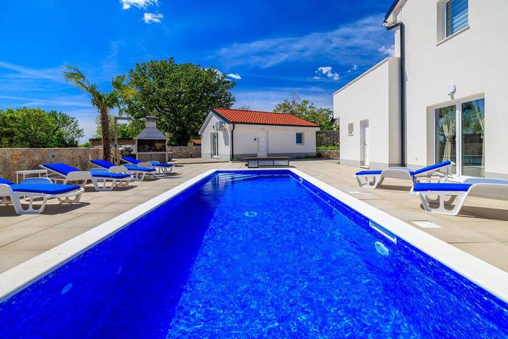 Apartament wakacyjny dla 4 osób, z basen i ogród oraz balkon w Kras