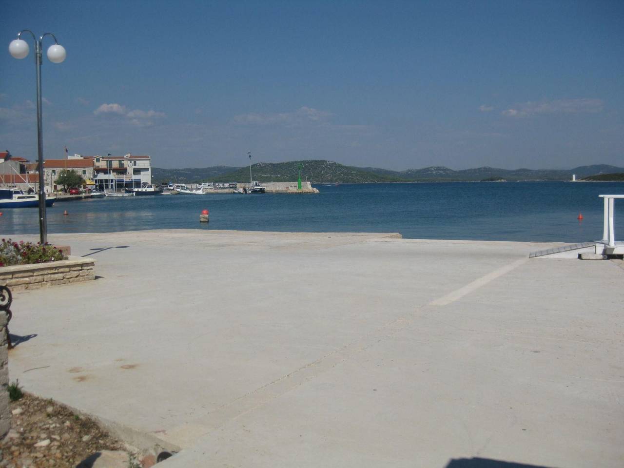 Ganze Wohnung, Apartment mit Terrasse direkt am Meer in Betina, Tisno