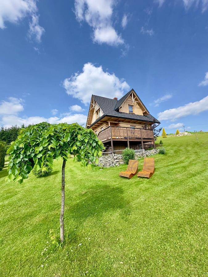 Pocztówka z Mizernej, drewniane domki, widok na Tatry, blisko Velo Czorsztyn, Jezioro Czorsztyńskie, rowery, spokojna okolica in Karpaty (Polska)