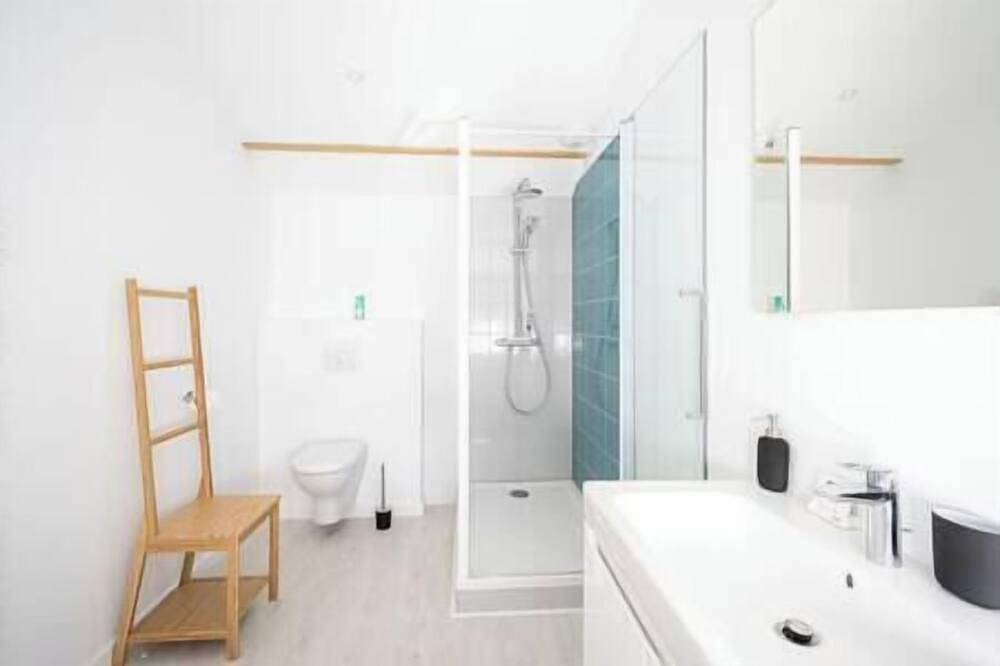 Entire apartment, Modern air-conditioned apartment with large terrace in central Pau in Pau, Béarn