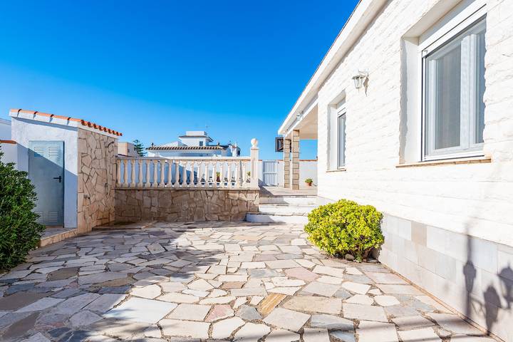 Casa Sorpresa con piscina privada y Wifi cerca centro de Vinaròs in Vinaròs, Costa del Azahar