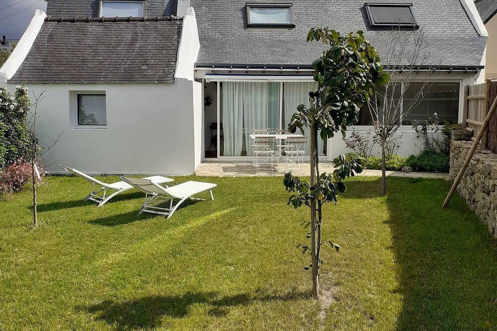 Pequeña casa de pescadores con jardín a 100 m del golfo de Morbihan y de la playa. in Séné, Côte des Mégalithes