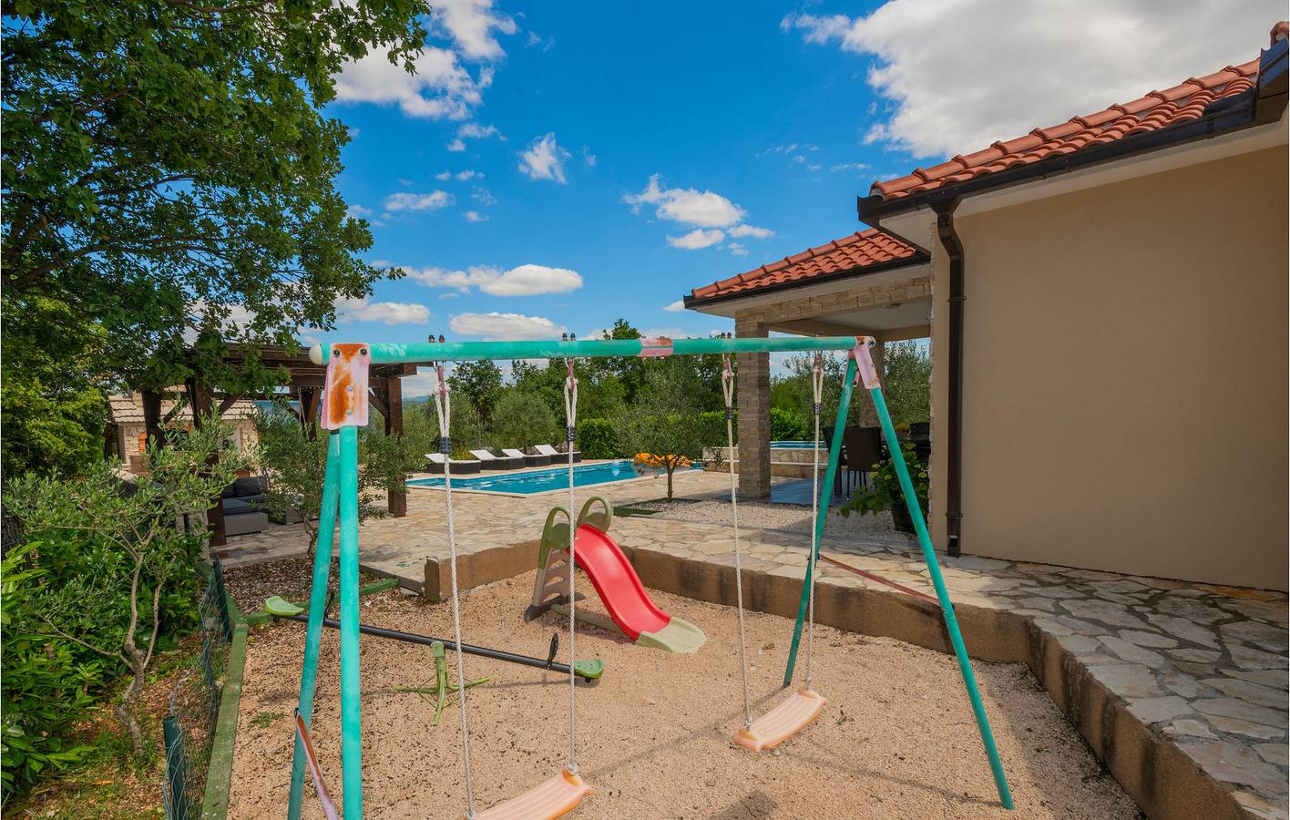 Geräumige 2-Zimmer-Wohnung mit Pool, WLAN und Küche – 2 km vom Fluss entfernt in Imotski, Makarska Riviera