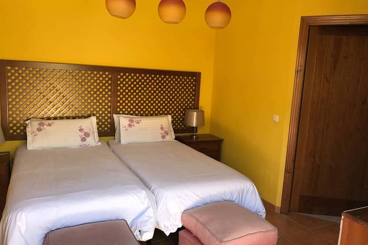 Superbe villa idéale pour groupes : piscine, wifi, climatisation, vue sur mer. in Frigiliana, Costa del Sol