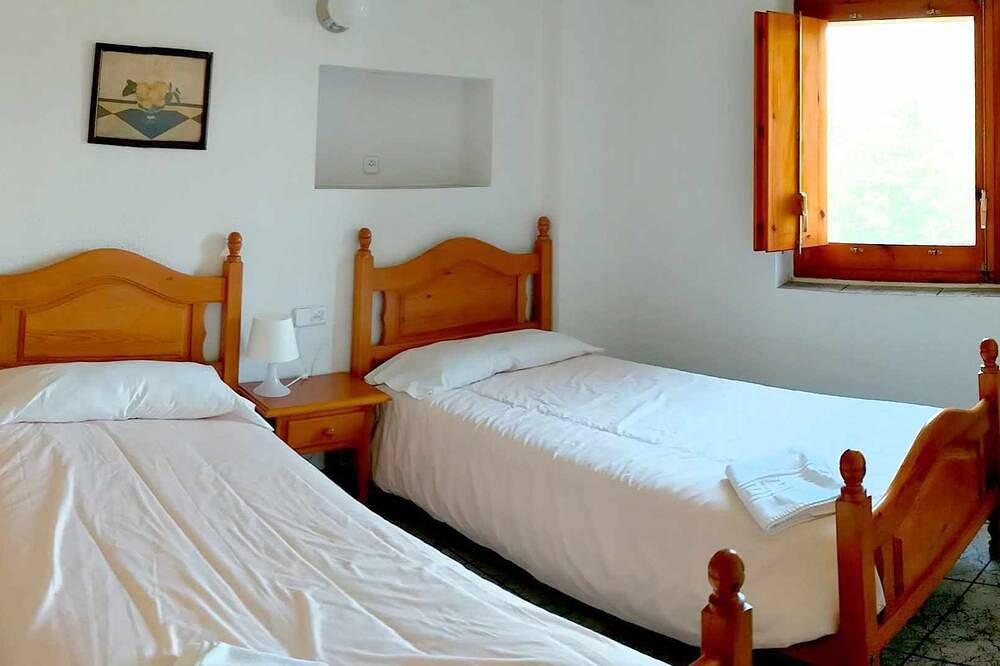Apartamento entero, Apartamento 'Mas El Carrer - Groc' con vistas a la montaña, piscina compartida y Wi-Fi in Santa Pau, Parc Natural de Zona Volcànica de la Garrotxa