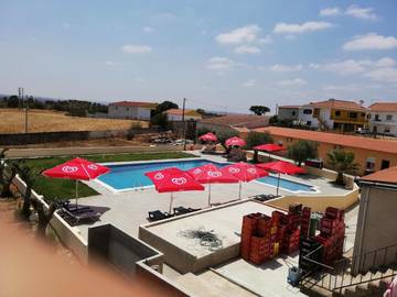 Gîte pour 3 personnes, avec piscine et bassin pour enfant ainsi que jardin et vue, animaux acceptés dans Ourique