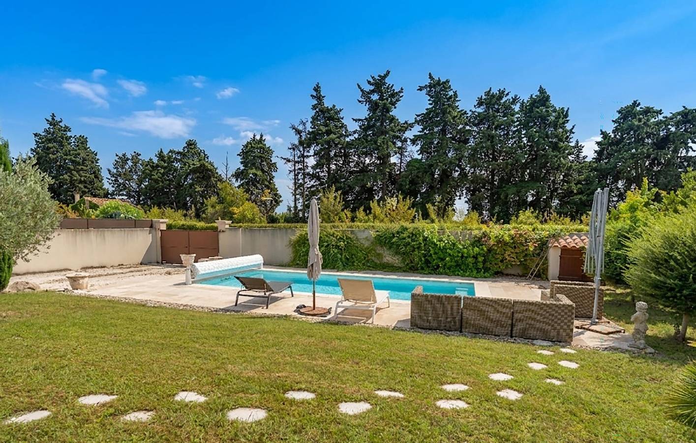 Cozy Apartment with Pool & Garden, 2km from Saumane-de-Vaucluse Center in Saumane-de-Vaucluse, Vaucluse