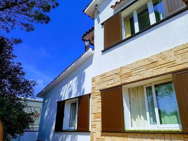 Alojamiento y desayuno para 3 personas, con Terraza y Jardín además de Piscina para niños y Piscina en Pla de l'Estany - 4