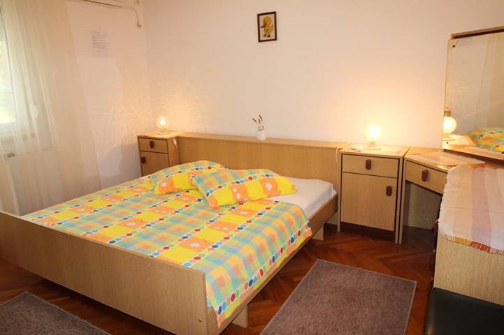 Appartamento intero, Spaziosa oasi con 4 camere da letto per 8 persone, animali non ammessi, 3 posti auto in Medulin (città), Medolino