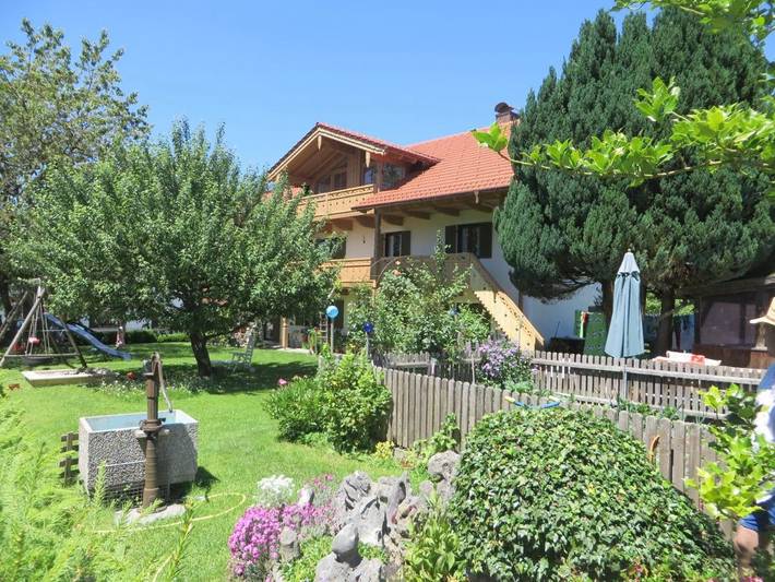 Ferienwohnung für 2 Personen, mit Terrasse und Garten sowie Ausblick in Bichl