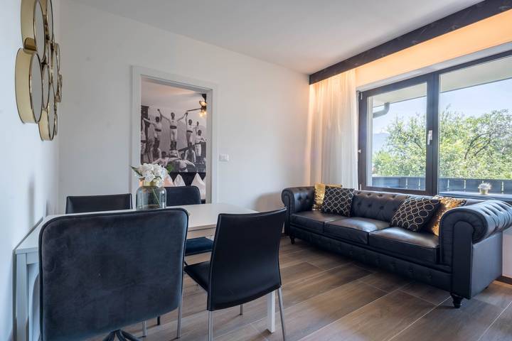 Appartamento intero, Elegante "goldfinger extraordinary Apartment" con Wi-Fi, piscina all'aperto e parcheggio in Lana di Sopra, Lana