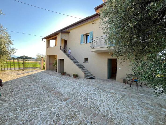 Chambre d’hôte pour 19 personnes, avec Balcon et Terrasse ainsi que Jardin et Piscine dans Marche