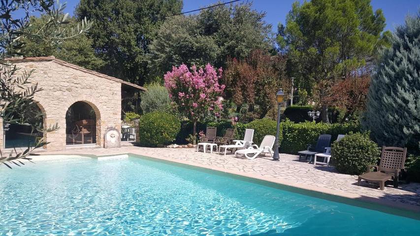 Gîte pour 11 personnes, avec vue ainsi que jardin et piscine, animaux acceptés à Cornillon - 3