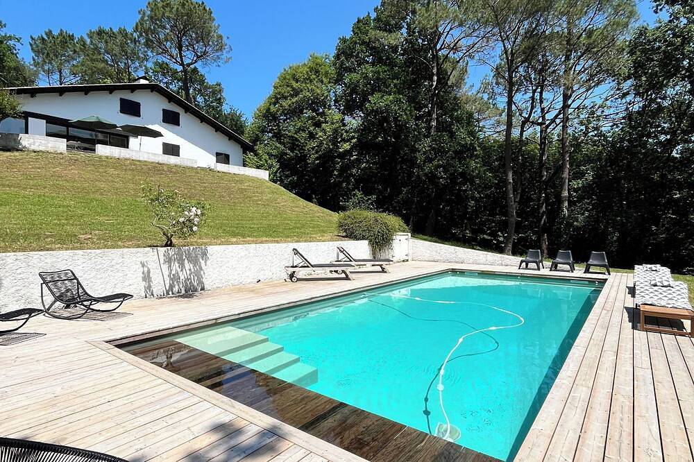 Grande maison de caractère, vue exceptionnelle sur la Rhune, 1 hectare, piscine in Ascain, Région de Bayonne