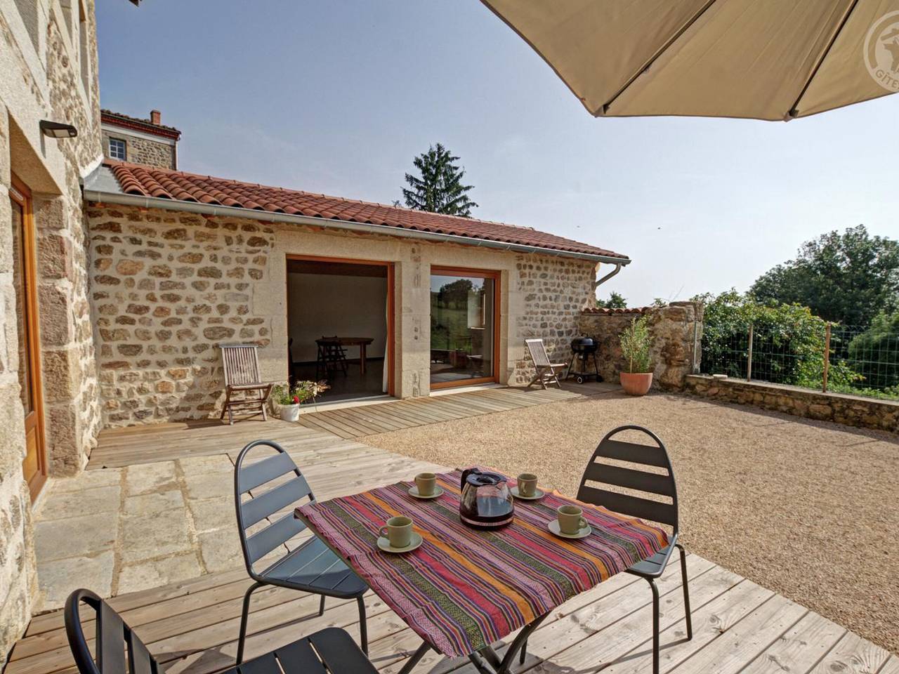 Casa rural tradicional renovada con patio privado en Verrières-en-Forez in Verrières-en-Forez, Montbrison