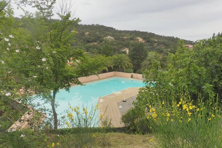 Location de vacances pour 3 personnes, avec Terrasse et Jardin ainsi que Piscine et Vue à Le Boulou