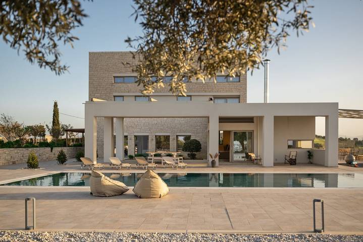 Villa for 10 people, with garden and ocean view in Heraklion