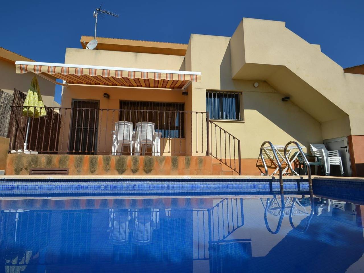 Casa Valencia avec la piscine privée por 6 personnes ( sans appartement) in Riumar, Delta de l'Ebre