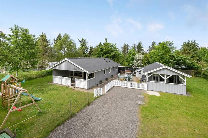 Ferieudlejning for 8 personer, med have og terrasse i Ulfborg