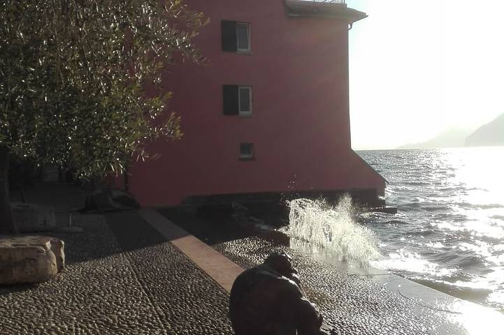 Entire apartment, Lakeside apartment located in historic center with wonderful views in spiaggia Malcesine (Malcesine), Malcesine