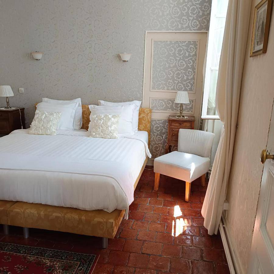 Château Latour - B&B - Dinner by reservation only - Pool - Parking in Fours, Nièvre