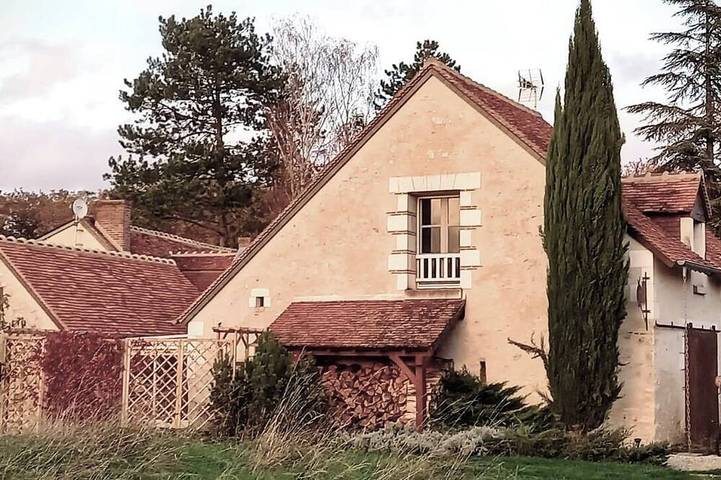Gîte pour 4 personnes, avec jardin à Chitenay