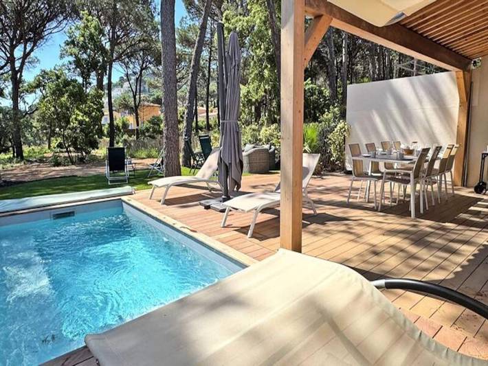 Gîte pour 10 personnes, avec piscine ainsi que terrasse et jardin, animaux acceptés dans Plage de la Nartelle