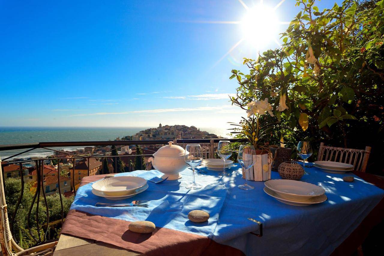 Casa vista mare con wifi, Ac nelle 4 camere da letto e parcheggio privato in Porto Maurizio, Imperia