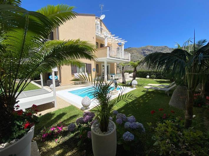 Villa per 11 persone, con giardino e idromassaggio nonché balcone e piscina in Castelmola