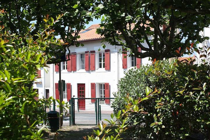 Vacation rental for 8 people, with balcony in Biarritz