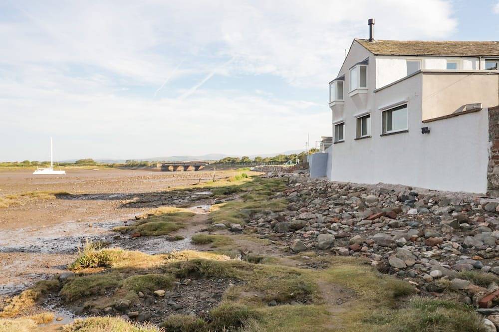 Waterside, family friendly, with open fire in Ravenglass in Ravenglass, Lake District
