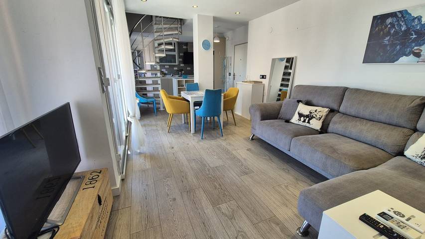 Apartamento entero, Apartamento 'Dúplex Jardines Del Mar' con vistas al mar, Wi-Fi y aire acondicionado in Playa de Salobreña, Salobreña