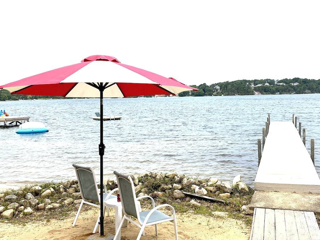 Haus am Wasser mit eigenem Strand am See! in Harwich, Cape Cod
