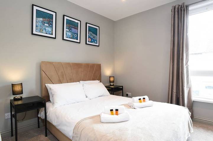 Modern 3-Bedroom House, 10min to Beach w/Garden! in Portsmouth, Südostengland
