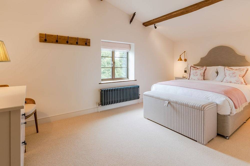 The Old Tractor Shed, Cheltenham - sleeps 12 guests  in 5 bedrooms in Cheltenham, Gloucestershire