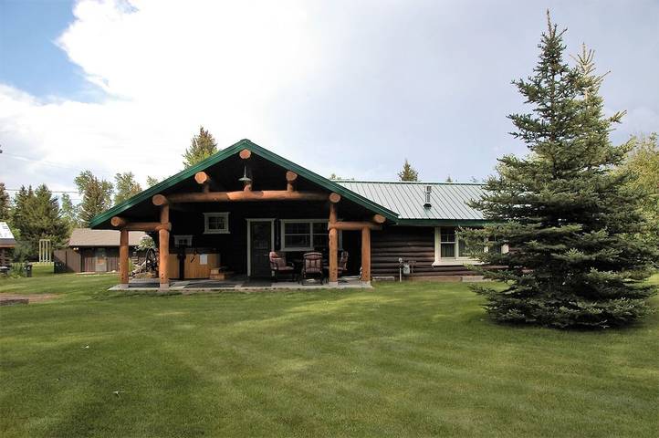 Vacation rental for 10 people, with hot tub and balcony as well as yard in Red Lodge