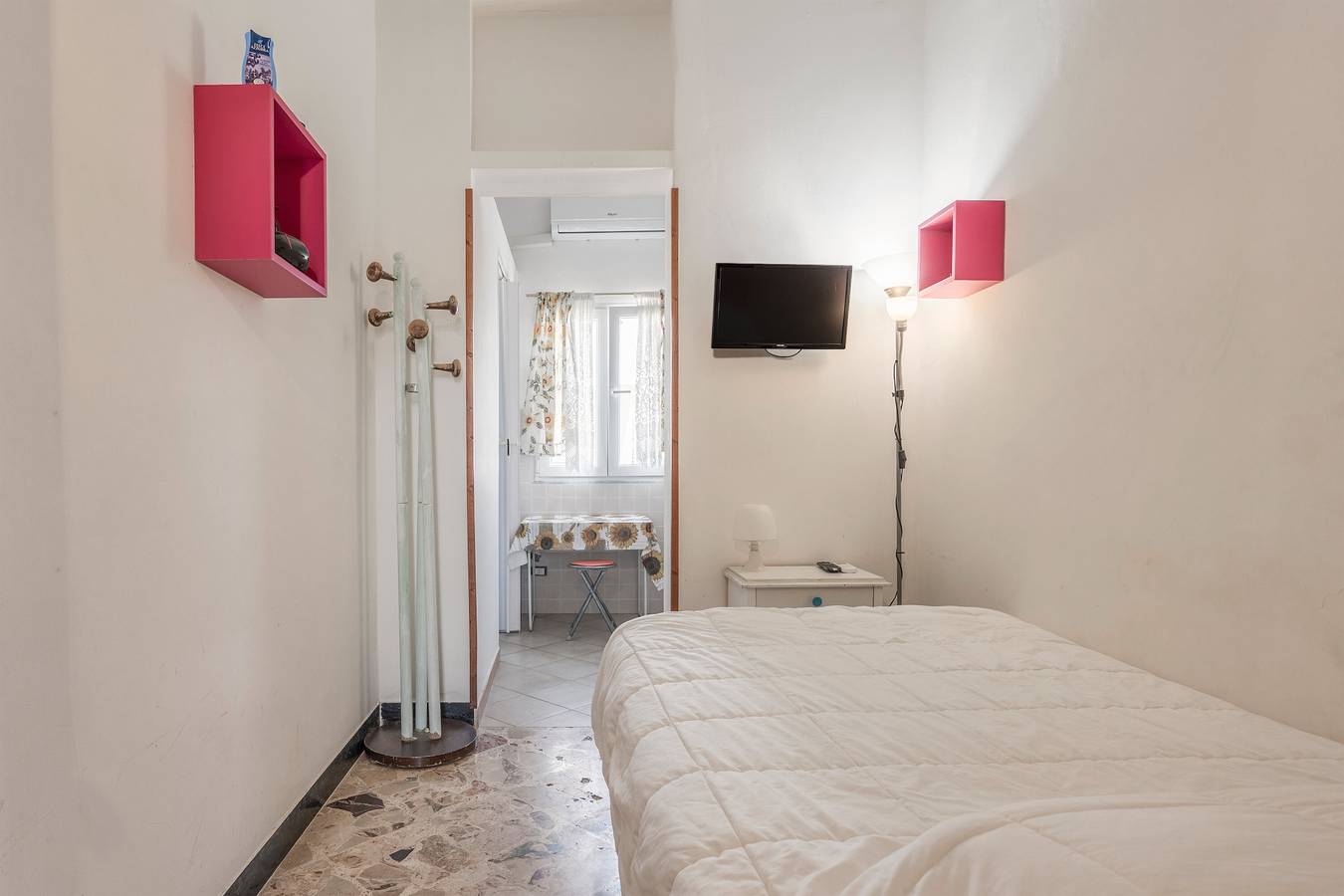 Entire apartment, Apartment 'Martini' with Mountain View, Wi-Fi and Air Conditioning in Mondello Beach, Palermo