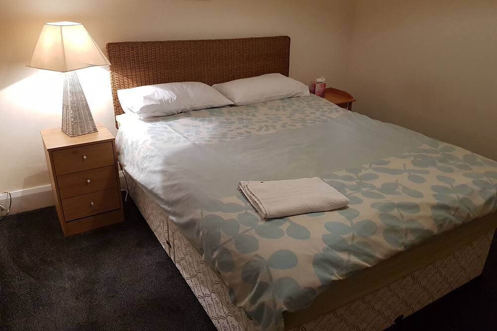 Prenton 1 Double Room near Liverpool in Merseyside