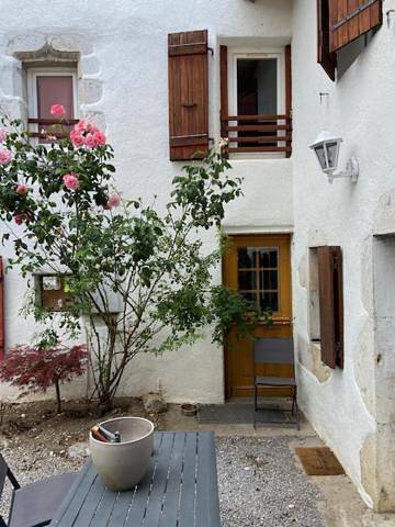 Gîte pour 4 personnes, avec jardin à Lathuile